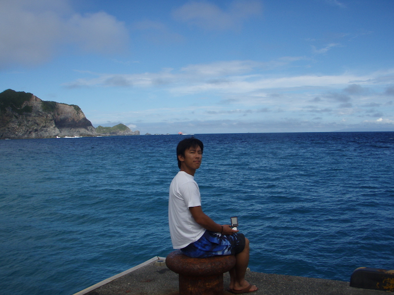 島で友人の到着を待つ、大学4年生の頃の中村さん。